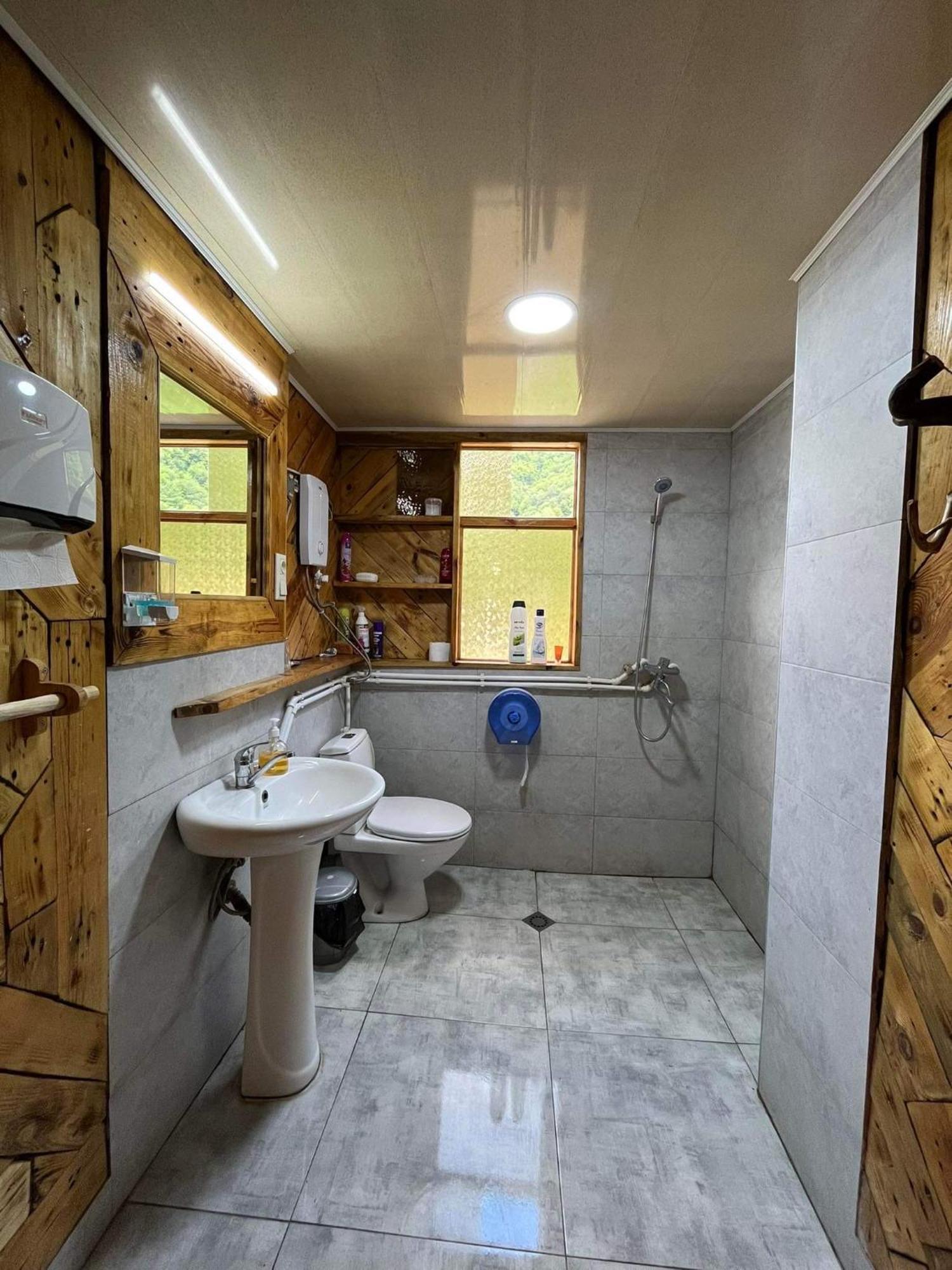 Korsha Guesthouse Roshka Екстериор снимка